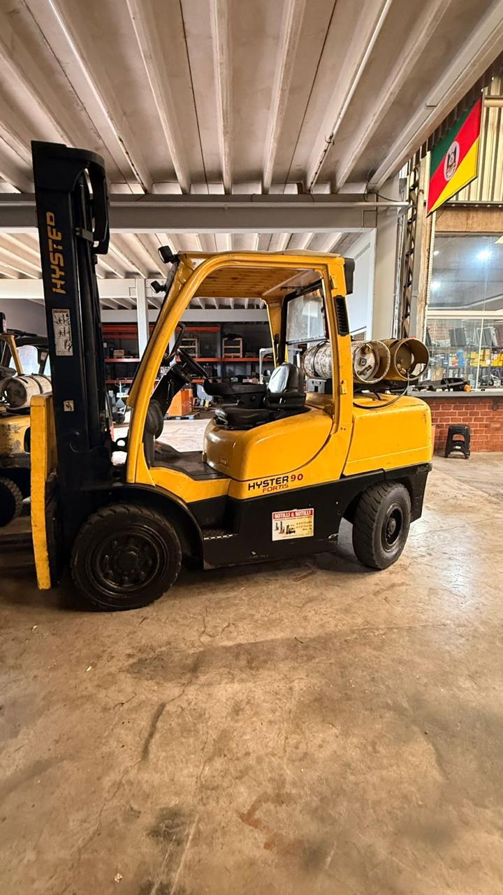 Empilhadeira contrabalançada Hyster a GLP na estrutura da Sotilli